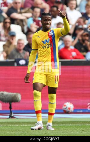 London, Großbritannien. August 2021. London, Großbritannien. August 2021. Wilfried Zaha von Crystal Palace in Aktion während des Premier League-Spiels zwischen West Ham United und Crystal Palace im Londoner Stadion, Queen Elizabeth Olympic Park, London, England am 28. August 2021. Foto von Ken Sparks. Nur zur redaktionellen Verwendung, Lizenz für kommerzielle Nutzung erforderlich. Keine Verwendung bei Wetten, Spielen oder Veröffentlichungen einzelner Clubs/Vereine/Spieler. Kredit: UK Sports Pics Ltd/Alamy Live Nachrichten Stockfoto
