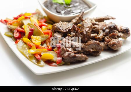 Rinderstreifen mit gemischten Paprika und Mangout serviert mit schwarzer Bohnensauce, chinesisches Gericht Stockfoto