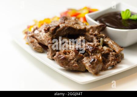 Rinderstreifen mit gemischten Paprika und Mangout serviert mit schwarzer Bohnensauce, chinesisches Gericht Stockfoto