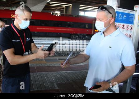 Rom, Italien. September 2021. Rom, erster Tag der grünen Pass-Kontrollen am Bahnhof Tiburtina am Start der abgebildeten Fernzüge: Quelle: Independent Photo Agency/Alamy Live News Stockfoto