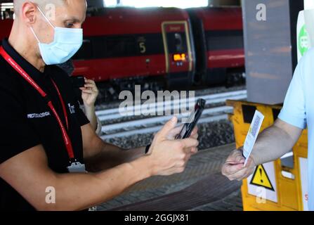 Rom, Italien. September 2021. Rom, erster Tag der grünen Pass-Kontrollen am Bahnhof Tiburtina am Start der abgebildeten Fernzüge: Quelle: Independent Photo Agency/Alamy Live News Stockfoto