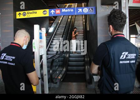 Rom, Italien. September 2021. Rom, erster Tag der grünen Pass-Kontrollen am Bahnhof Tiburtina am Start der abgebildeten Fernzüge: Quelle: Independent Photo Agency/Alamy Live News Stockfoto