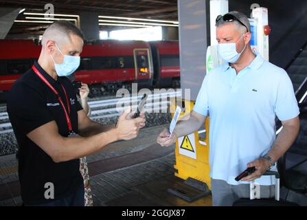 Rom, Italien. September 2021. Rom, erster Tag der grünen Pass-Kontrollen am Bahnhof Tiburtina am Start der abgebildeten Fernzüge: Quelle: Independent Photo Agency/Alamy Live News Stockfoto