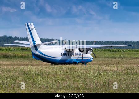 Turboprop-Passagierflugzeug auf einem ländlichen Flugplatz bereitet sich auf den Start vor Stockfoto