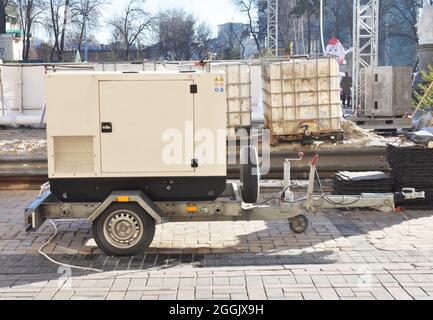 Notstromgenerator elektrisch zur Reparatur von Hurrikan-Schäden. Mobiler Wohnwagen-Notstromgenerator. Stockfoto