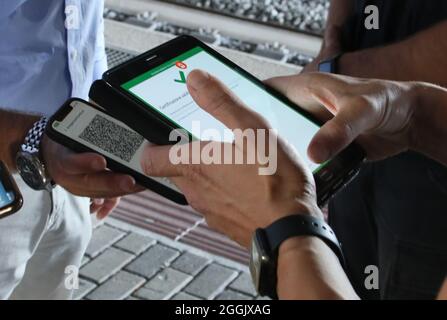 Rom, Italien. September 2021. Rom, erster Tag der grünen Pass-Kontrollen am Bahnhof Tiburtina am Start der abgebildeten Fernzüge: Quelle: Independent Photo Agency/Alamy Live News Stockfoto