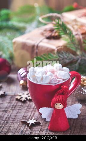 Lustige Weihnachtsengel Tannenzweige und Geschenkboxen auf winterverschneiten Hintergrund mit verschneiten Ästen. Weihnachts- oder Winterkonzept. Stockfoto