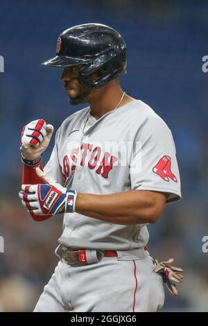 St. Petersburg, Florida. USA; Boston Red Sox zweiter Baseman Xander Bogaerts (2) feiert nach dem Singling und dem Linksfeldspieler J.D. Martinez (28) erzielt Durin Stockfoto