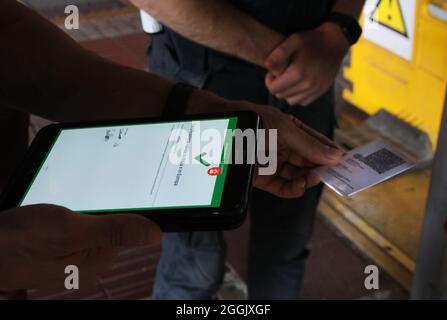 Rom, Italien. September 2021. Rom, erster Tag der grünen Pass-Kontrollen am Bahnhof Tiburtina am Start der abgebildeten Fernzüge: Quelle: Independent Photo Agency/Alamy Live News Stockfoto