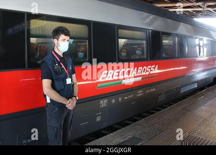 Rom, Italien. September 2021. Rom, erster Tag der grünen Pass-Kontrollen am Bahnhof Tiburtina am Start der abgebildeten Fernzüge Quelle: Independent Photo Agency/Alamy Live News Stockfoto