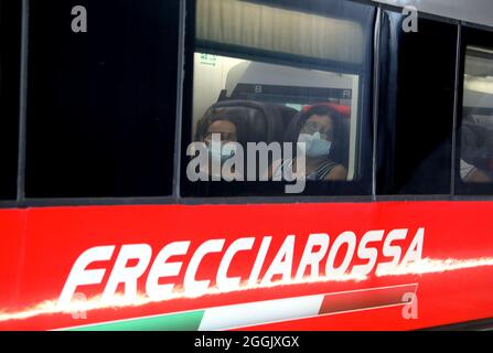 Rom, Italien. September 2021. Rom, erster Tag der grünen Pass-Kontrollen am Bahnhof Tiburtina am Start der abgebildeten Fernzüge Quelle: Independent Photo Agency/Alamy Live News Stockfoto