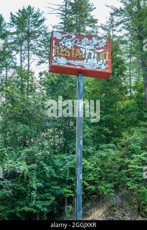 Immer noch intakt mit Neonröhren und abblätternder Farbe auf einem Rose's Restaurant Schild mit einem Pfeil, der darauf hinweist, dass einst ein Abendessen am Straßenrand nur noch das SIG war Stockfoto