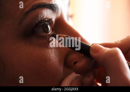 Nahaufnahme des Augen-Make-up einer Frau mittleren Alters Stockfoto