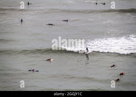 LIMA, PERU - 4. JUNI 2015: Menschen surfen auf Wellen eines Ozeans. Miraflores Bezirk von Lima, Peru. Stockfoto