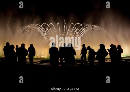 Die Menschen besuchen El Circuito Magico del Agua - Park mit einer Reihe von verschiedenen Brunnen in Lima, Peru. Stockfoto