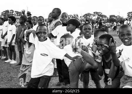 JOHANNESBURG, SÜDAFRIKA - 12. Aug 2021: Die afrikanischen Kinder machen Fußballaktivitäten auf dem Schulhof in Johannesburg, Südafrika Stockfoto