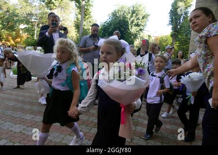 ODESA, UKRAINE - 1. SEPTEMBER 2021 - erste Reformer werden ihre erste Lektion während der Feier des Wissenstages, die den Beginn des feiern, besuchen Stockfoto