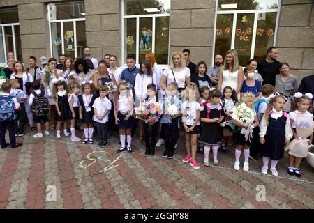 ODESA, UKRAINE - 1. SEPTEMBER 2021 - die ersten Former werden während der Feier des Wissenstages zum Beginn des neuen akademischen Jahres in Spe abgebildet Stockfoto