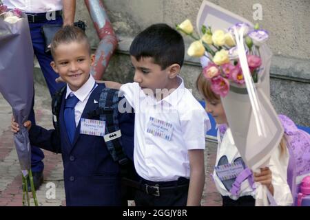 ODESA, UKRAINE - 1. SEPTEMBER 2021 - die ersten Former werden während der Feier des Wissenstages zum Beginn des neuen akademischen Jahres in Spe abgebildet Stockfoto