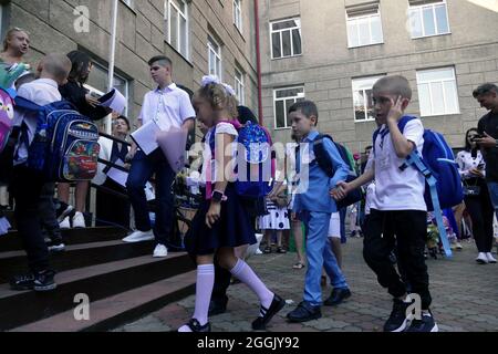 ODESA, UKRAINE - 1. SEPTEMBER 2021 - erste Reformer werden ihre erste Lektion während der Feier des Wissenstages, die den Beginn des feiern, besuchen Stockfoto