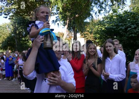 ODESA, UKRAINE - 1. SEPTEMBER 2021 - Ein Student leaver trägt einen ersten ehemaligen, die traditionell die erste Glocke in diesem neuen akademischen Jahr während der klingelt Stockfoto