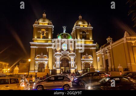 TRUJILLO, PERU - 6. JUNI 2015: Nachtansicht der Basilica Menor Kathedrale in Trujillo, Peru Stockfoto