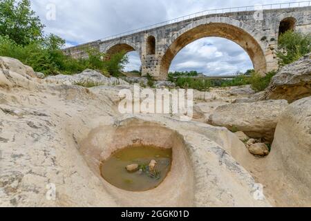 Die Julien-Brücke, römische Brücke über den Fluss Calavon. Römische Brücke im Luberon an der Via Domitia. Stockfoto