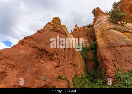 Luberon ocker in der Nähe des Dorfes Roussillon. Geologisches Wunder in der Provence. Stockfoto