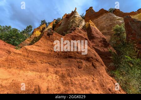 Luberon ocker in der Nähe des Dorfes Roussillon. Geologisches Wunder in der Provence. Stockfoto