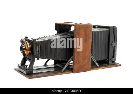 Horizontal angewinkelte Seitenaufnahme einer 8×10 Glasplatten-Kamera von Folmer und Schwing aus ca. 1901 isoliert auf Weiß. Stockfoto