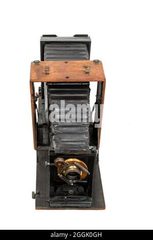 Vertikale Aufnahme einer 8×10 Glasplatten-Kamera von Folmer und Schwing vor 120 Jahren isoliert auf Weiß. Stockfoto