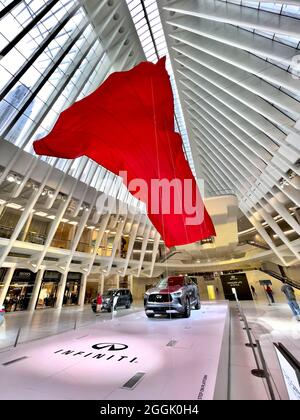 Großes rotes Banner über dem neuen Infiniti-Wagen des Jahres 2021 im Inneren des Oculus im World Trade Center in Manhattan, NYC Stockfoto