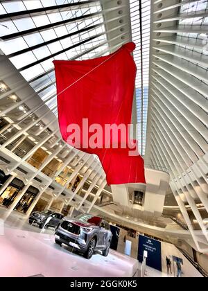 Großes rotes Banner über dem neuen Infiniti-Wagen des Jahres 2021 im Inneren des Oculus im World Trade Center in Manhattan, NYC Stockfoto