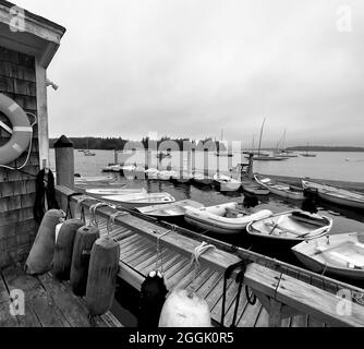 Dingies am Dock im Gezeitenfluss Bagaduce. Johnson Point, South Penobscot, Maine, ME, USA Stockfoto