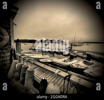 Dingies am Dock im Gezeitenfluss Bagaduce. Johnson Point, South Penobscot, Maine, ME, USA Stockfoto