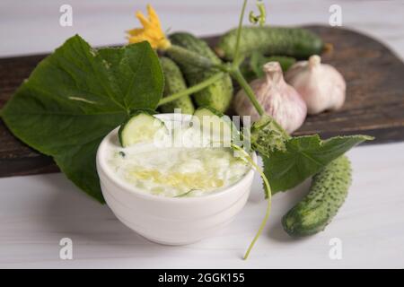 Griechische Tzatziki-Sauce aus Joghurt und geriebenen Gurken mit Knoblauch. Stockfoto