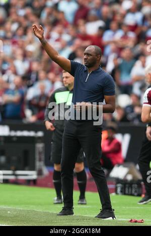 London, Großbritannien. August 2021. Crystal Palace Manager Patrick Vieria während des Premier League-Spiels zwischen West Ham United und Crystal Palace im Londoner Stadion, Queen Elizabeth Olympic Park, London, England am 28. August 2021. Foto von Ken Sparks. Nur zur redaktionellen Verwendung, Lizenz für kommerzielle Nutzung erforderlich. Keine Verwendung bei Wetten, Spielen oder Veröffentlichungen einzelner Clubs/Vereine/Spieler. Kredit: UK Sports Pics Ltd/Alamy Live Nachrichten Stockfoto