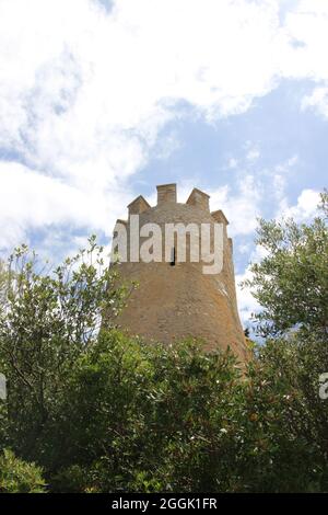 Castell de Capdepera d'Artà, Mallorca, Balearen, Spanien, Verteidigungsturm vor weiß-blauem Himmel Stockfoto