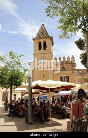 Straßencafé vor der Pfarrkirche Parròquia de Sant Joan Bautista, 16. Jahrhundert, Son Servera, Mallorca, Spanien, Balearen Stockfoto