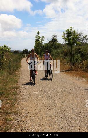 Zwei junge Frauen auf dem Radweg Vias Verdes, von Arta nach Son Selvera, Balearen, Mallorca, Spanien Stockfoto