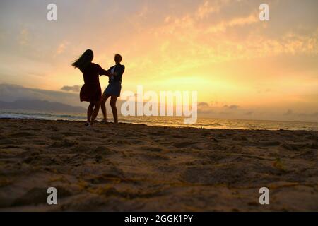 Zwei junge Frauen am Strand, Lebensfreude, Spanien, Balearen, Mallorca, Cala Millor Stockfoto