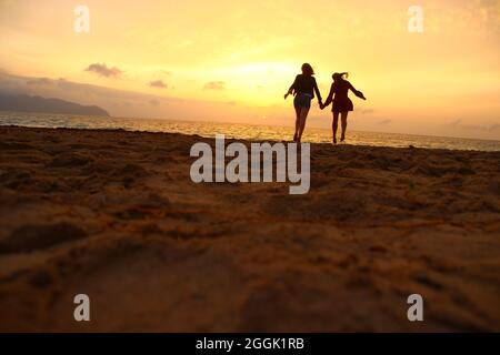 Zwei junge Frauen am Strand, Spanien, Balearen, Mallorca, Cala Millor Stockfoto