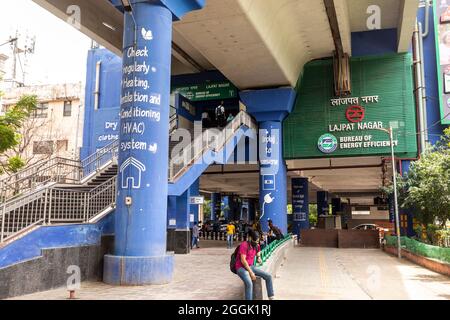 Blick auf die Metrostation Lajpat Nagar im Süden von Delhi. Stockfoto