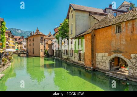 Alte bunte Häuser blicken auf den Fluss Thiou in der Altstadt von Annecy. Annecy, Département Savoie., Region Auvergne-Rhône-Alpes, Frankreich, Europa Stockfoto