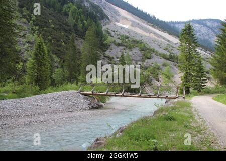 Brücke über den Karwendelbach im Karwendeltal, Tirol, Österreich, Sommer, Gebirge, Karwendelgebirge Stockfoto
