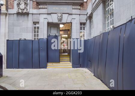 London, Großbritannien. September 2021. Am Tag nach der Tötung von Geronimo, dem Alpaka, wird beim Ministerium für Umwelt, Ernährung und ländliche Angelegenheiten (Defra) eine Schutzabdeckung gesehen.Defra bedeckte ihren Eingang und einen Teil des Gebäudes mit Schutzmaterial und befürchtete die Gegenreaktion und mögliche Proteste, nachdem sie die Tötung des beliebten Geronimo angeordnet hatten. Kredit: SOPA Images Limited/Alamy Live Nachrichten Stockfoto