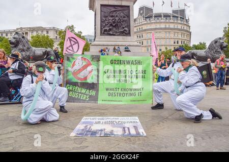 London, Großbritannien. September 2021. "Greenwash Busters" treten während der Demonstration auf dem Trafalgar Square auf.Extinction Rebellion Demonstranten veranstalteten in Westminster einen "Greenwash"-Protest, Teil ihrer zweiwöchigen Kampagne Impossible Rebellion, die die britische Regierung aufforderte, sinnvoll gegen die Klima- und Umweltkrise zu handeln. Kredit: SOPA Images Limited/Alamy Live Nachrichten Stockfoto