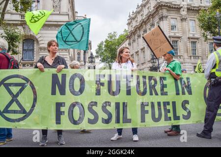 London, Großbritannien. September 2021. Während der Demonstration vor der Downing Street halten die Demonstranten ein Banner mit dem Titel „Keine Zukunft in fossilen Brennstoffen“ ab. Extinction Rebellion Demonstranten veranstalteten in Westminster einen "Greenwash"-Protest, Teil ihrer zweiwöchigen Kampagne Impossible Rebellion, die die britische Regierung aufforderte, in der Klima- und Umweltkrise sinnvoll zu handeln. Kredit: SOPA Images Limited/Alamy Live Nachrichten Stockfoto