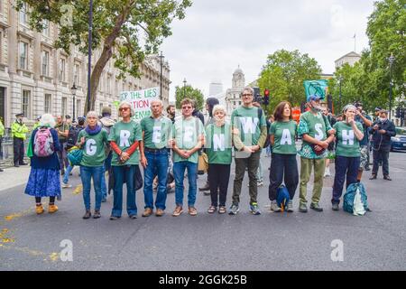 London, Großbritannien. September 2021. Während der Demonstration vor der Downing Street tragen die Demonstranten Hemden mit Buchstaben "Greenwash".Extinction Rebellion die Demonstranten veranstalteten in Westminster einen "Greenwash"-Protest, der Teil ihrer zweiwöchigen Kampagne Impossible Rebellion war und die britische Regierung aufforderte, in der Klima- und Umweltkrise sinnvoll zu handeln. Kredit: SOPA Images Limited/Alamy Live Nachrichten Stockfoto