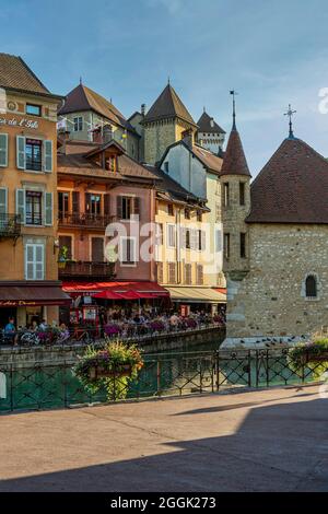 Die alten Gefängnisse der Stadt Annecy sind mittlerweile zu einer Touristenattraktion geworden. Entlang der Kanäle gibt es zahlreiche Cafés und Restaurants. Annecy, Haute-Savoie Stockfoto